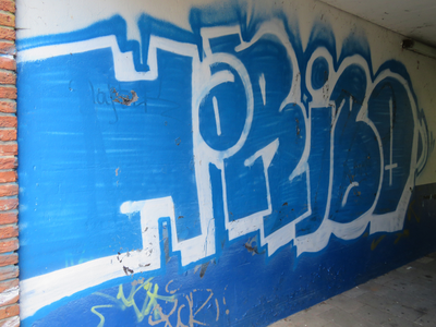 829824 Afbeelding van graffiti met de tekst HARIBO , in de onderdoorgang naar het pand Homeruslaan 59 te Utrecht.
